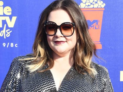 Melissa McCarthy trägt eine Sonnenbrille bei den MTV Movie & TV Awards