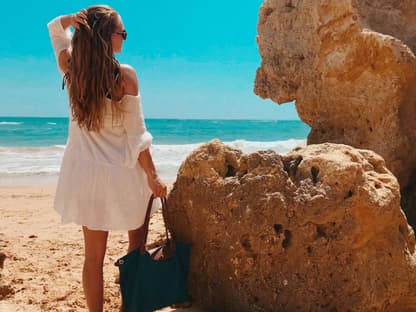 Frau mit Tasche am Strand