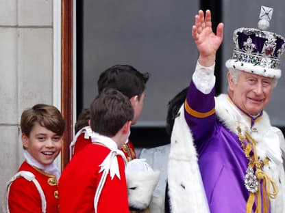 Prinz George und König Charles III. auf dem Balkon des Buckingham-Palasts.. 