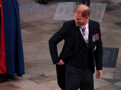 Prinz Harry im Schwarzen Anzug in der Kirche bei der Krönung