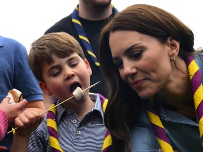 Prinz Louis und Prinzessin Kate beim Marshmallow-Grillen. 