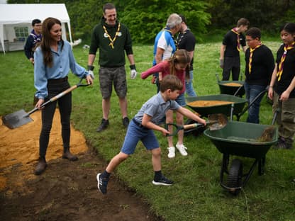 Prinzessin Kate und Prinz Louis schütten einen Graben zu.