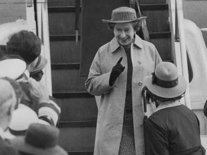 Queen Elizabeth II. steigt 1983 in San Francisco aus dem Flugzeug