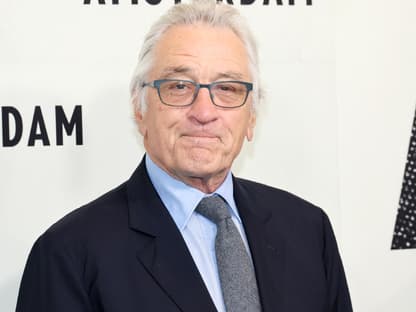 Robert De Niro posiert auf dem roten Teppich