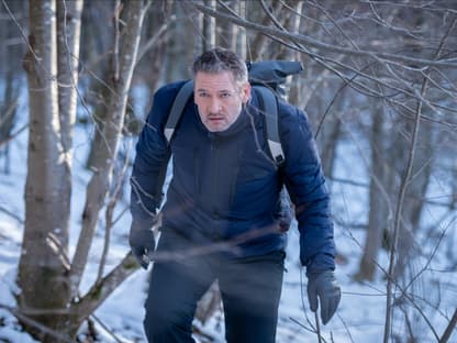 Sturm der Liebe Christoph läuft mit ernstem Blick durch den verschneiten Wald