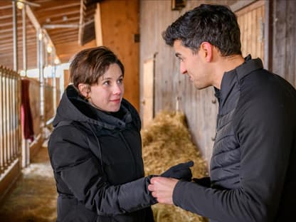 Sturm der Liebe Eleni und Leander halten sich an der Hand im Stall