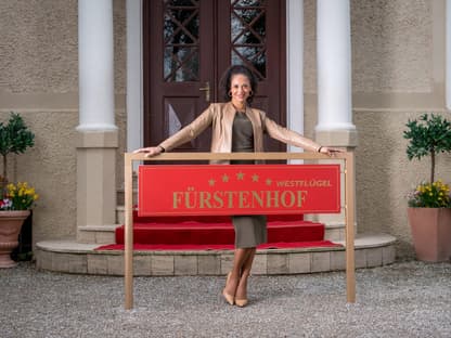 Sturm der Liebe Nicole Alves steht hinter dem Fürstenhof-Schild