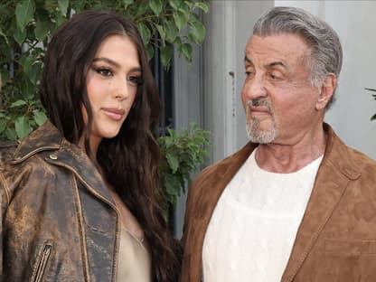 Sistine Stallone steht neben Vater Sylvester Stallone, der sie kritisch beäugt