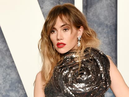 Suki Waterhouse trägt roten Lippenstift und Pailettenkleid zur Vanita Fair Party