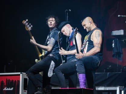 Sum 41 auf der Bühne mit Gitarren in den Händen