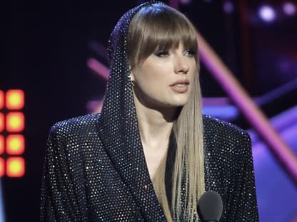 Taylor Swift schaut betroffen zur Seite