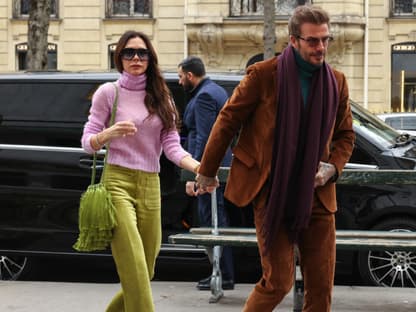 Victoria und David Beckham Hand in Hand.