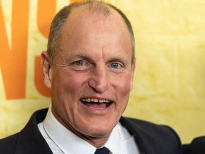 Woody Harrelson lacht mit offenem Mund.