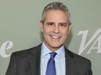 US-Moderator Andy Cohen blickt in die Kamera