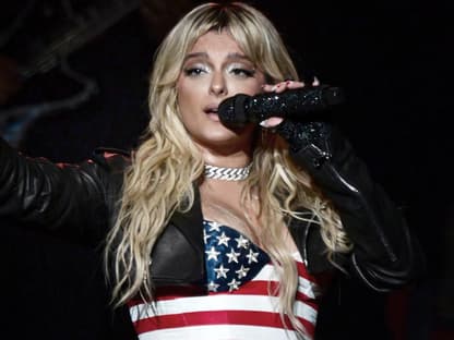 Bebe Rexha singt in ein schwarzes Glitzer-Mikrofon