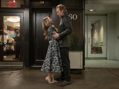 Carrie Bradshaw (Sarah Jessica Parker) und Aidan Shaw (John Corbett) in "And Just Like That" ... - Staffel 2