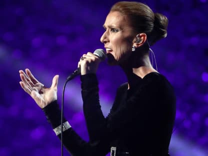 Céline Dion singt ins Mikrofon