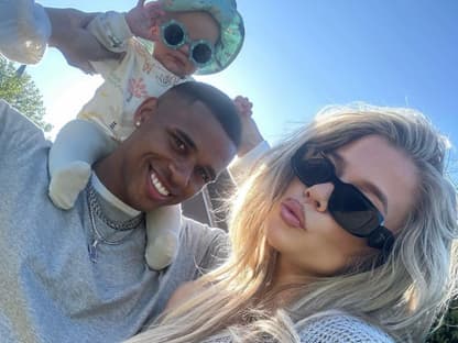 Kevin Njie und Emily Hüffer mit ihrem Baby