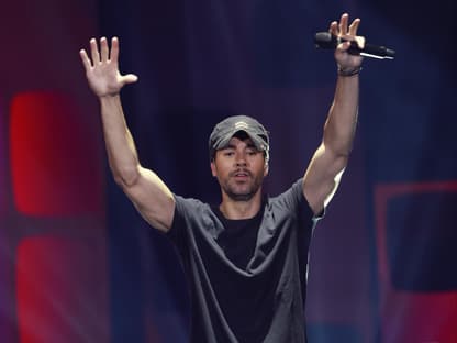  Enrique Iglesias hebt die Arme hoch