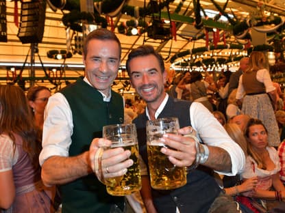 Kai Pflaume und Florian Silbereisen mit Maßkrügen beim Oktoberfest