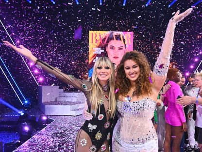 GNTM Finale 2023 Heidi Klum und Gewinnerin Vivien strecken die Arme in die Luft