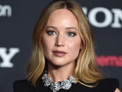 Jennifer Lawrence sieht ernst aus