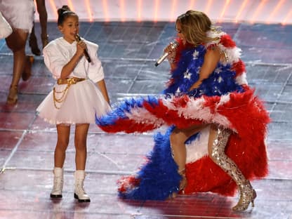 Jennifer Lopez singt mit Tochter Emma beim Super Bowl