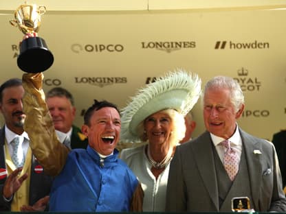 Königin Camilla, König Charles III. und der Gewinner des Ascot Pferderennen.