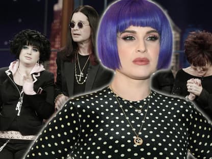 Kelly Osbourne guckt ernst, im Hintergrund steht sie mit ihren Eltern Ozzy und Sharon