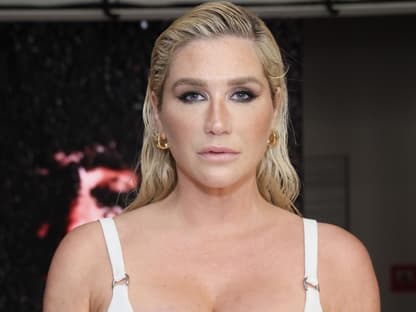 Sängerin Kesha im weißen Kleid im Mai 2023