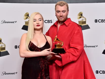 Kim Petras und Sam Smith mit ihrem Grammy