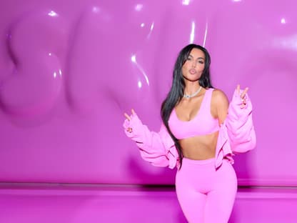 Kim Kardashian im pinkfarbenen Skims Pop-Up-Store