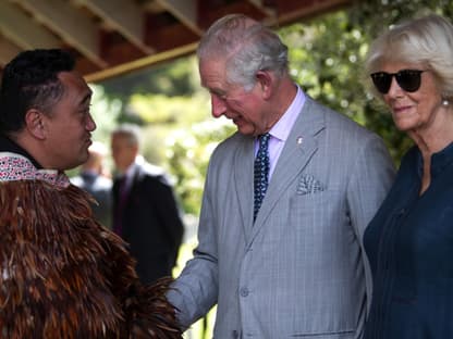 König Charles und Königin Camilla mit einem Maori in Neuseeland. 