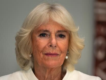 Königin Camilla schaut bissig. 