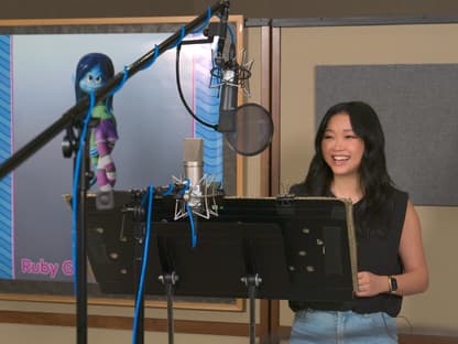 Lana Condor im Synchronstudio für "Ruby taucht ab"