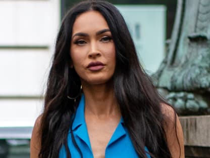 Megan Fox mit ernstem Gesichtsausdruck auf dem Weg zur Moschino-Modenschau