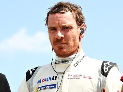 Michael Fassbender im Rennfahrer-Outfit beim Porsche Supercup