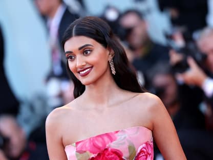 Neelam Gill auf dem roten Teppich in Venedig