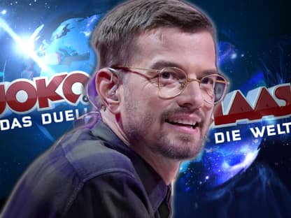 Joko Winterscheidt vor dem "Duell um die Welt"-Logo