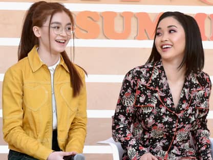 Anna Cathcart und Lana Condor lachen zusammen