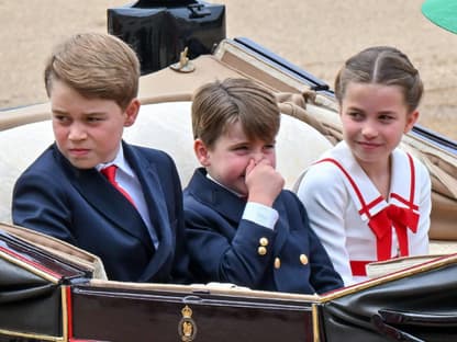 Prinz Louis hält sich in der Kutsche die Nase zu