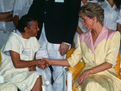 Prinzessin Diana und eine Patientin. 