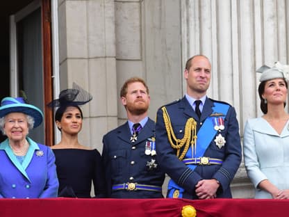 Prinz Harry und Herzogin Meghan mit Queen Elizabeth II., Prinz William und Prinzessin Kate bei "Trooping The Colour". 