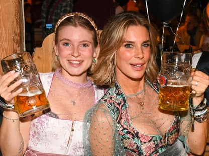 Romy und Claudelle Deckert beim Oktoberfest