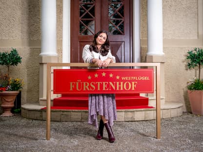 Sturm der Liebe Lale Ceylan steht hinter dem Fürstenhof-Schild