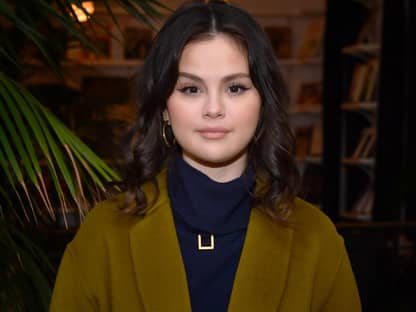 Selena Gomez sieht ernst aus