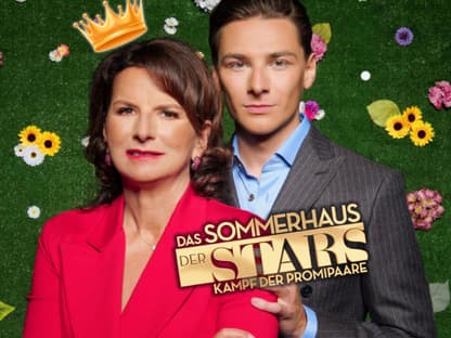 Claudia Obert und Freund Max vor dem "Sommerhaus der Stars"-Logo mit Krone