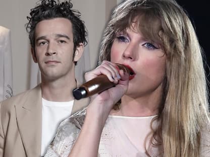 Taylor Swift singt am Mikrofon, im Hintergrund steht Matty Healy