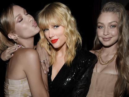 Taylor Swift steht Arm in Arm mit Bella und Gigi Hadid