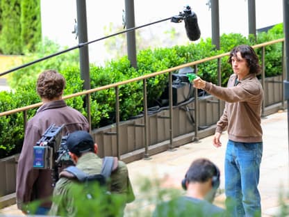 Tom Holland mit Wasserpistole in der Hand am Set von "The Crowded Room"